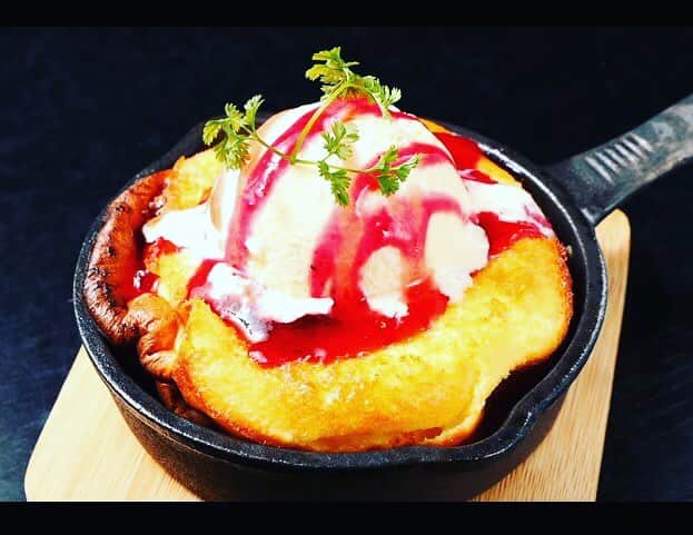 calamarodaimonのインスタグラム：「スイーツ好きのアナタに😘是非食べて貰いたい逸品💕『もちふわダッチベイビー』780円🎶スキレットで焼き上げ提供。ついインスタアップしたくなっちゃう〜😍新食感のパンケーキです❗️ #バーレイウィート#バル#クラフトビール#ワイン#お酒好き#バーボン#ハイボール#海外ワイン#ウイスキー#飲み会#浜松町#大門#女子会#肉好き#肉バル#スペアリブ#bar#飲み放題#東京タワー#barleywheat#パンケーキ#スキレット」