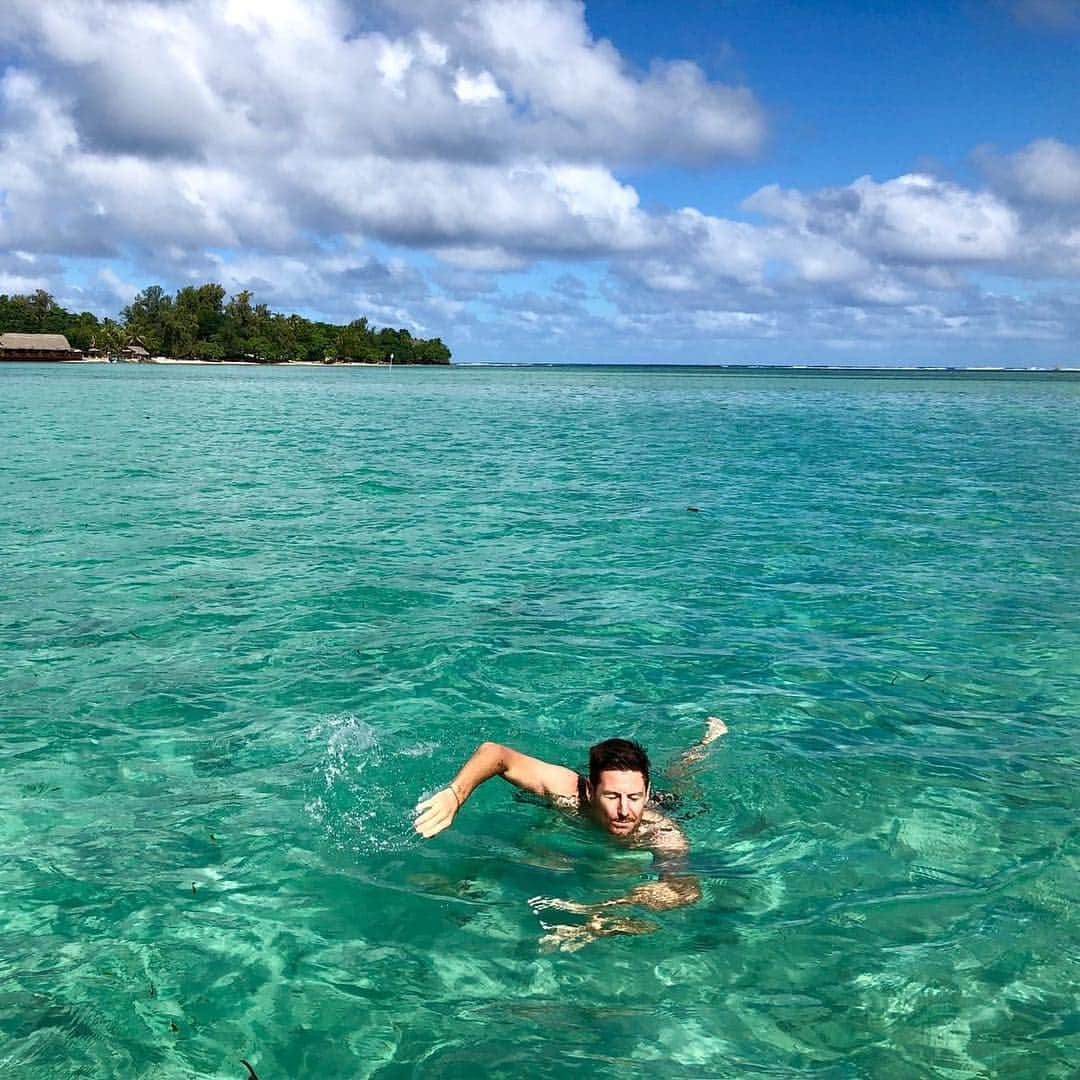 ネイサン・バーンズのインスタグラム：「4 days of storms but the sun is out for the weekend.. #portvila」