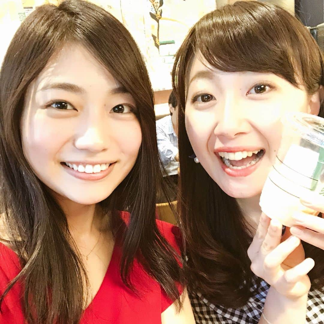 佐竹明咲美さんのインスタグラム写真 - (佐竹明咲美Instagram)「先日東京に行ったとき、 大学時代の友達、ななちゃんに会ってきました♪ 仕事で共感する部分もたくさんあったり、大学時代の懐かしい話をしたり、ずーっと喋りっぱなしでした😚❤️ 癒されるなぁ( ´ ▽ ` )  ランチは、天満屋岡山店で開催されていたイタリア展の取材で知った、六本木のジャンカルロTokyoへ！ 絶品ピザをペロリといただきました😋 取材でお世話になった小曽根シェフと📷 イタリアのピザの大会で日本人初優勝した方なのです🏆 私のことも覚えてくださっていました(;o;) . . そのあとカフェでまったり♪  そんなななちゃん、CMやテレビ東京の番組などにも出演しているのでご注目です(*^^*)！ #東京 #六本木 #ジャンカルロ東京 #村上奈菜 ちゃん #アツアツが食べたくて10秒くらいで撮った写真 #それにしてはうまく撮れたと自負 #花粉症が急にひどくなった #ネズという植物の花粉があるらしい」6月9日 10時08分 - asami_satake