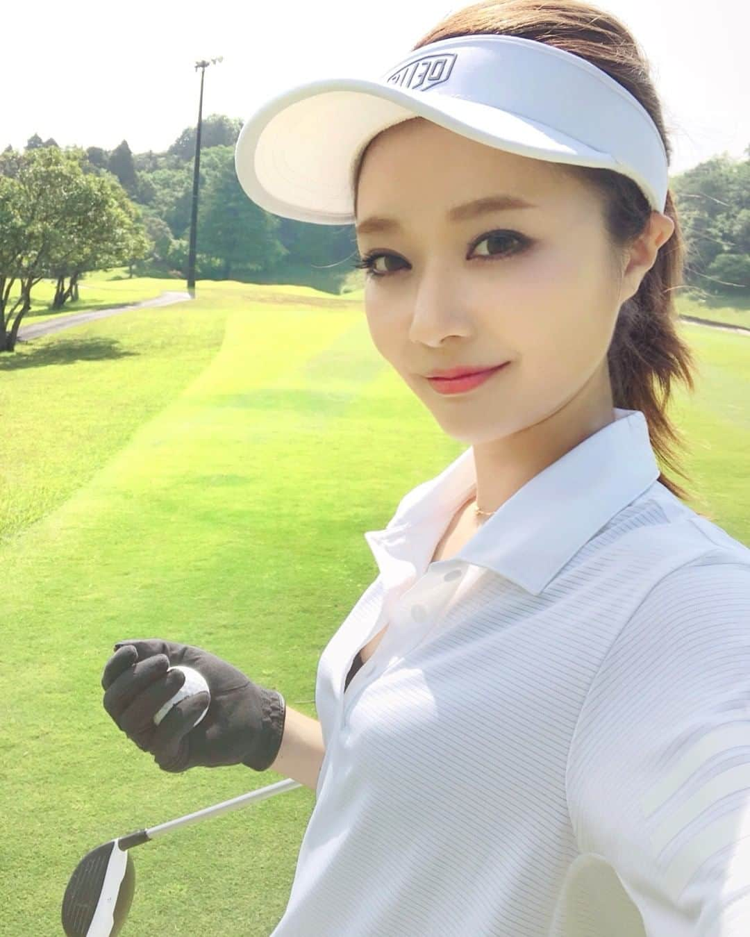 golfjoshiのインスタグラム：「. . 秋谷理恵さん( @rieakiya )の素敵なお写真😍☀️ トップスとサンバイザーのコーデが素敵です✨😆 . 掲載を希望される方は、投稿する時に @golfjoshi と #golfjoshi のタグを付けてご投稿ください😆❣️ . #ゴルフコーデ #ゴルフ好き #美脚 #キャロウェイ #大人女子 #ゴルフ大好き #ゴルフウェア #オシャレ好き #コンペ #ゴルフ女子 #カメラ女子部 #美女 #女子カメラフォト部 #golf #ゴルフファッション #オシャレ女子 #女子力up #ゴルフ  #goodtime #オシャレ #カメラ女子 #女子カメラ #インスタゴルフ女子 #スポーツ女子 #女子力 #ゴルフ好きと繋がりたい #ゴルフ場 #楽しい #オシャレさん」