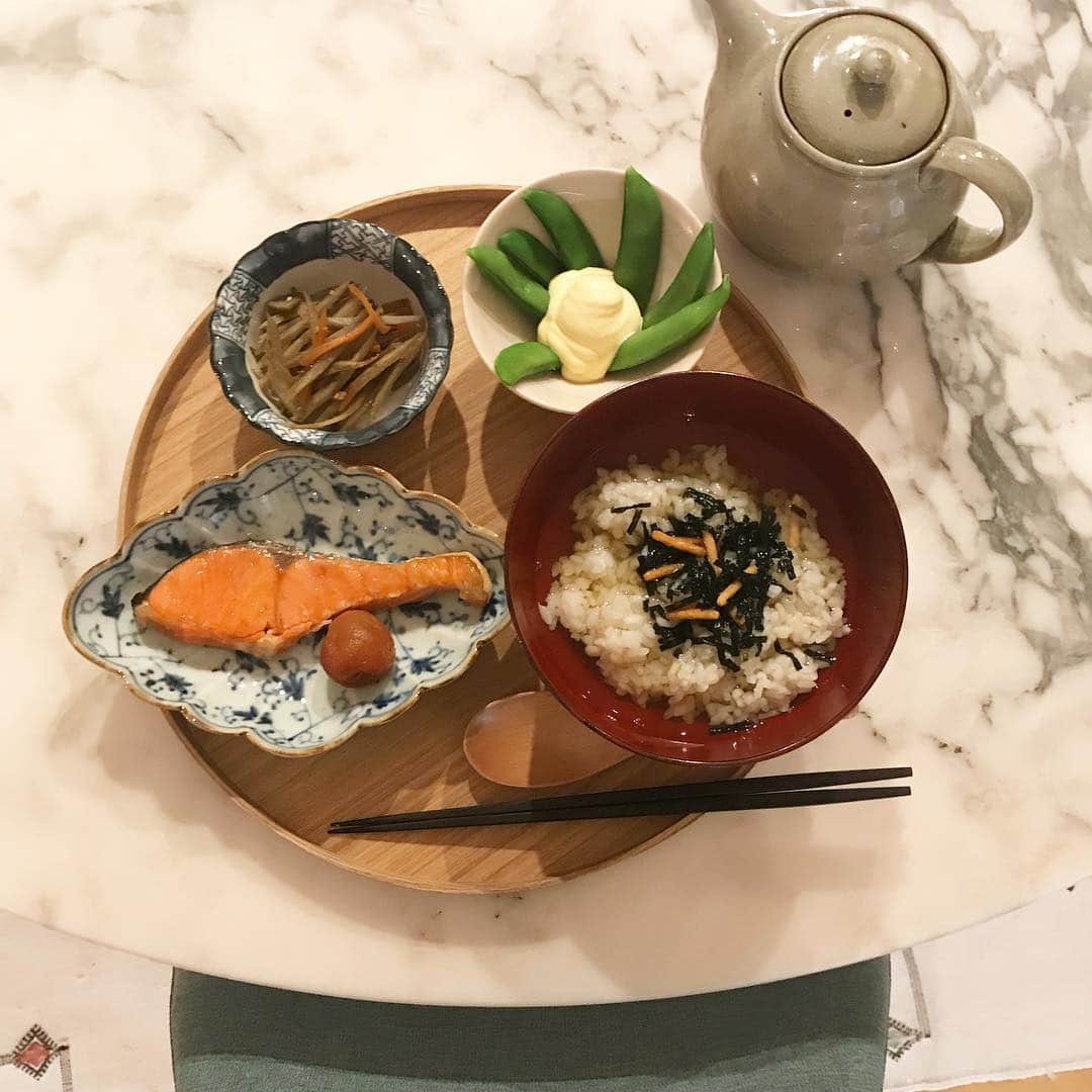 小泉里子さんのインスタグラム写真 - (小泉里子Instagram)「帰国して食べたかったのはお茶漬け。なぜならコズの"お茶漬けたべたーい"という言葉が忘れなれず…  茅乃舎の出汁に辛めのシャケをのせて大満足。 #里子飯 #tokyo」6月9日 10時59分 - satokokoizum1
