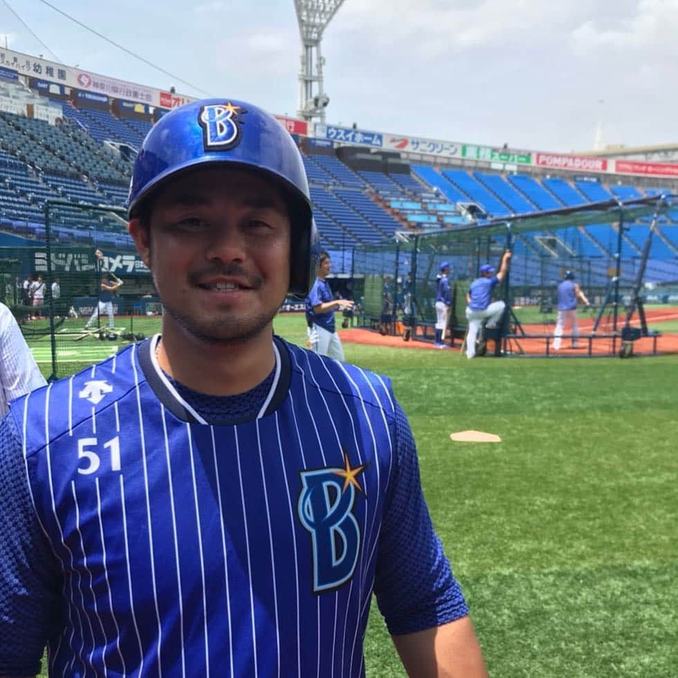 宮崎敏郎のインスタグラム：「【スタッフ】  宮﨑敏郎選手の試合前練習中のワンシーンです！ 2試合連発のHRを期待しましょう！ 本日も熱いご声援宜しくお願い致します‼️」