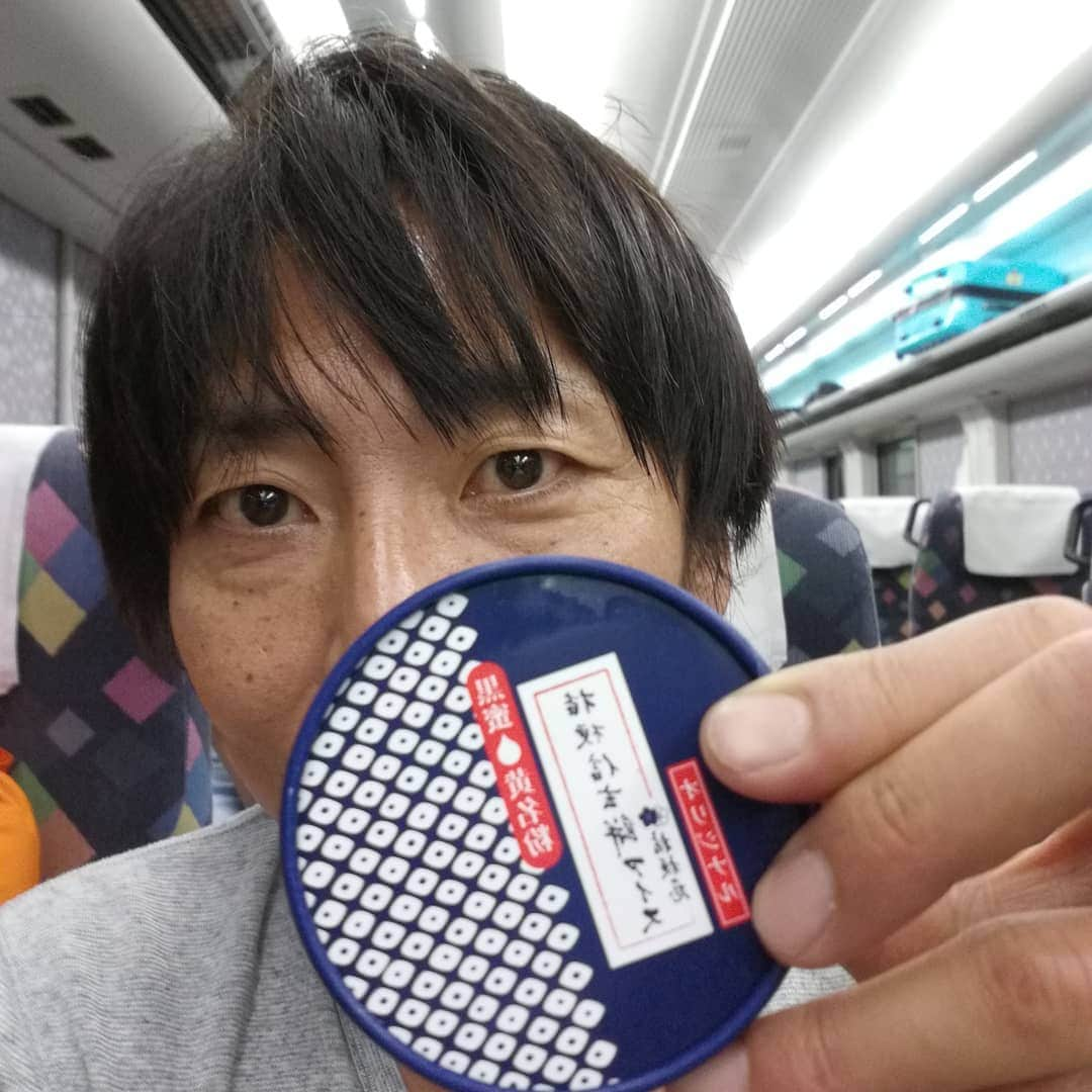 岡田達也さんのインスタグラム写真 - (岡田達也Instagram)「特急あずさの車中。 先日こいつに乗って帰ってきたばかりだけど、再び乗車。 頭の中には狩人の『あずさ2号』がリフレイン中。 高校生たちよ、待っていろよ！  写真は先日の帰りに初めて食べたアイス。  #無伴奏ソナタ #キャラメルボックス #特急あずさ #信玄餅アイス #岡田達也」6月9日 13時20分 - tatsuyajiru