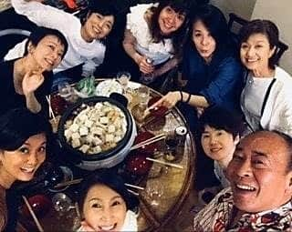 武東由美さんのインスタグラム写真 - (武東由美Instagram)「佐藤直子さんのホームパーティーへ行ってきました。 久野綾希子さん　山崎浩子さん　彩輝なおさん　川崎悦子さん... 女性の中にモトちゃん１人男性でした　笑 #武東由美#モト冬樹#佐藤直子#久野綾希子 #川崎悦子 #山崎浩子#ホームパーティー」6月9日 13時37分 - pochalime12