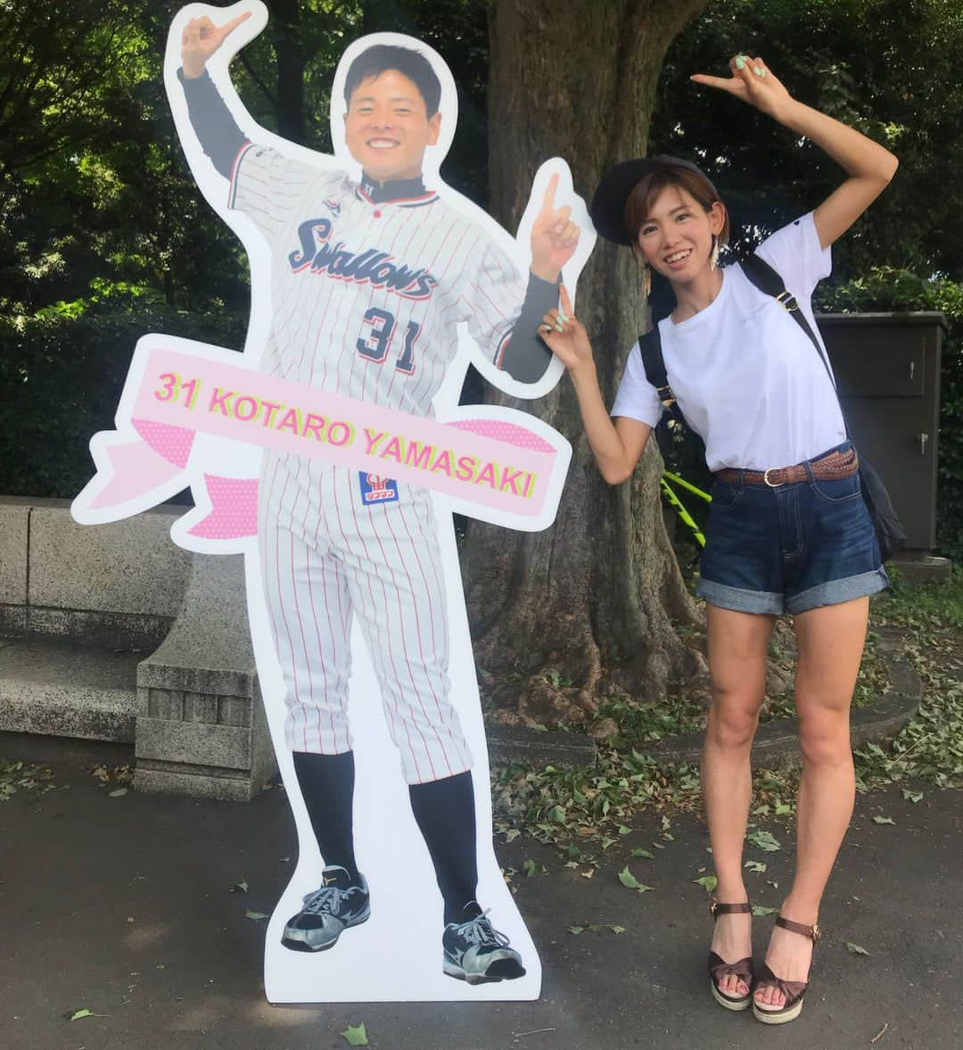 下門美春さんのインスタグラム写真 - (下門美春Instagram)「‪あちー！‬ ‪今日はバックネット裏から勝利を援護🗽✨ それぞれのパネルの選手が彼氏だったら、の妄想写真笑笑 #山田哲人 #坂口智隆 #山崎晃大朗 ‪#レディースデー‬ ‪#イケメントップ10パネル‬ ‪#なんか白くなる‬ ‪#パネルなのに哲人との距離感‬ ‪#足の筋肉感‬ ‪#つばみちゃんの初恋サワー‬ #水分全部汗で出てる感」6月9日 13時48分 - 38shimo