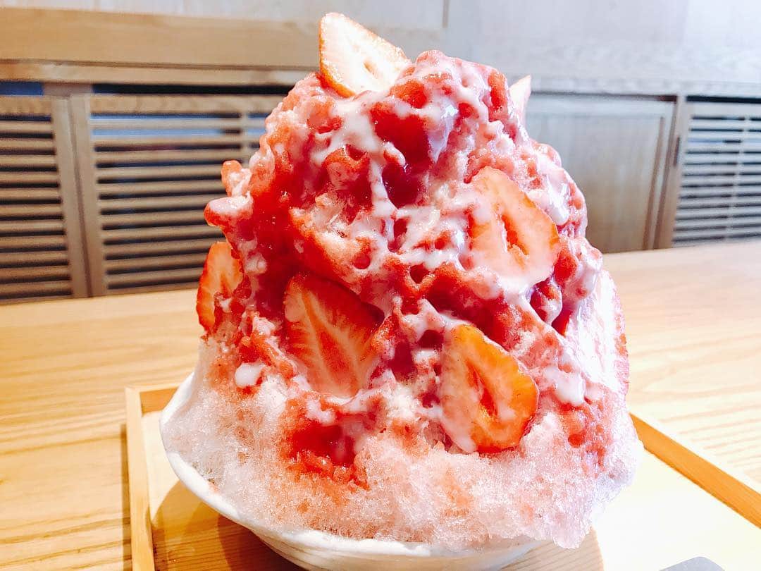 堀みづきさんのインスタグラム写真 - (堀みづきInstagram)「母とかき氷を食べました🍧 めっちゃ大きいの！！ 苺がたっぷりで中から抹茶のアイスが出てきて最高でした😋🍓🍼 #かき氷はじめました #かき氷 #ふたりではんぶんこ」6月9日 14時56分 - mizuki_027