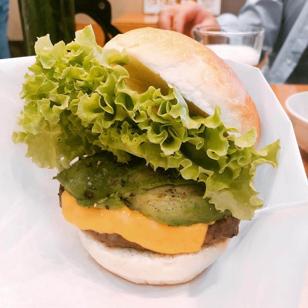 山﨑 薫のインスタグラム：「お塩だけで食べるハンバーガー🍔 ケチャップもマスタードもマヨネーズもなし。 バンズもレタスもこだわりの身体にいいハンバーガー。 お肉の味がよく分かってめちゃくちゃ美味しかった😋 ここはまた来たい‼️ #三軒茶屋グルメ  #お塩でたべるハンバーガー #ハラカラ #ハンバーガー #昼間からビール」