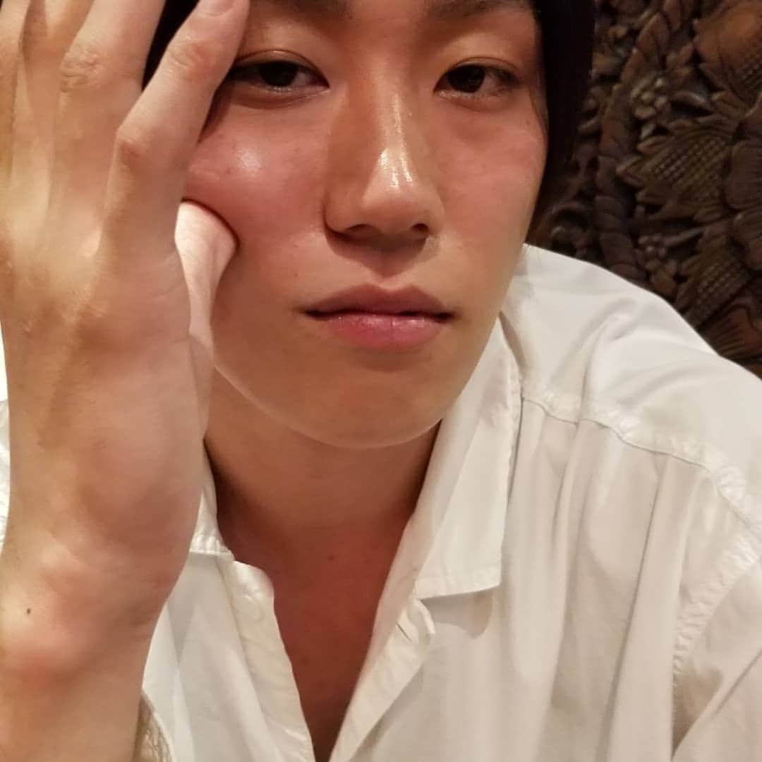 柄本時生のインスタグラム：「あれ？？最近会ってなかったから怒ってる？？いつもと違うよこの感じ、、、ヤバイよ？どうしよ？この目の気持ちに答えられるかな？答えなきゃダメかな？？」