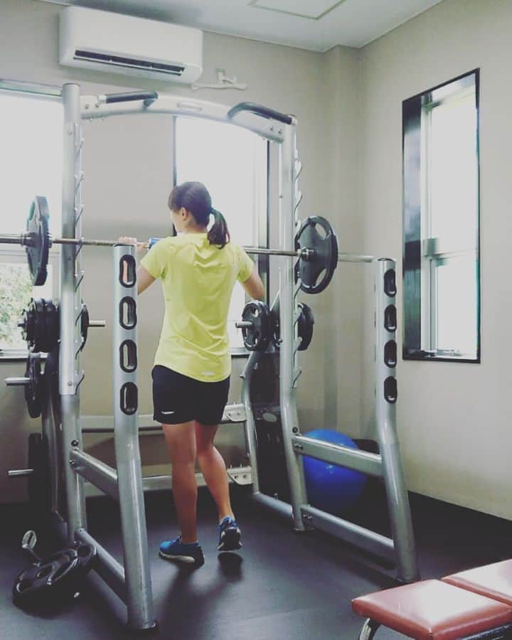 のインスタグラム：「. 久々にトレーニング動画💪 . #スプリットランジ 60㎏左右15回×3セット . ほぼ1ヶ月くらい トレーニングしてなくて 体幹ユルユル(*_*; 引き締めなきゃな(>_<) . #女子プロゴルファー #トレーニング #アンダーアーマー #underarmor #今日からスルメダイエット開始」