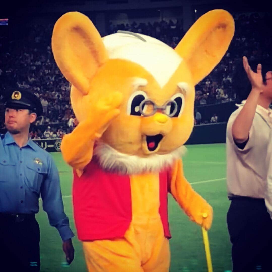 のインスタグラム：「連投失礼します💦ピーポくんにもおじいちゃんがいました‼️ #ピーポくん #始球式は警視総監 #巨人戦 #東京ドーム」