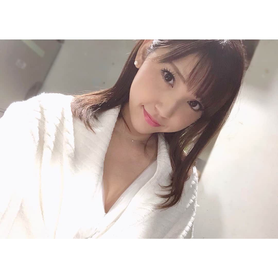 森脇亜紗紀さんのインスタグラム写真 - (森脇亜紗紀Instagram)「👀❤︎❤︎ ・ やっぱりギンガムチェックすき☺︎ 今日は暑かったけどまたお天気 悪くなるみたいね〜😯 早く梅雨終わらないかな〜🌂❤︎ ・ #撮影#梅雨#水着じゃないよ笑 昨日の現場で寒すぎてスタッフさんが 用意してくれたバスタオルまきまき🙊❤︎笑 優しい😊🙏🏻」6月9日 20時16分 - asaki516