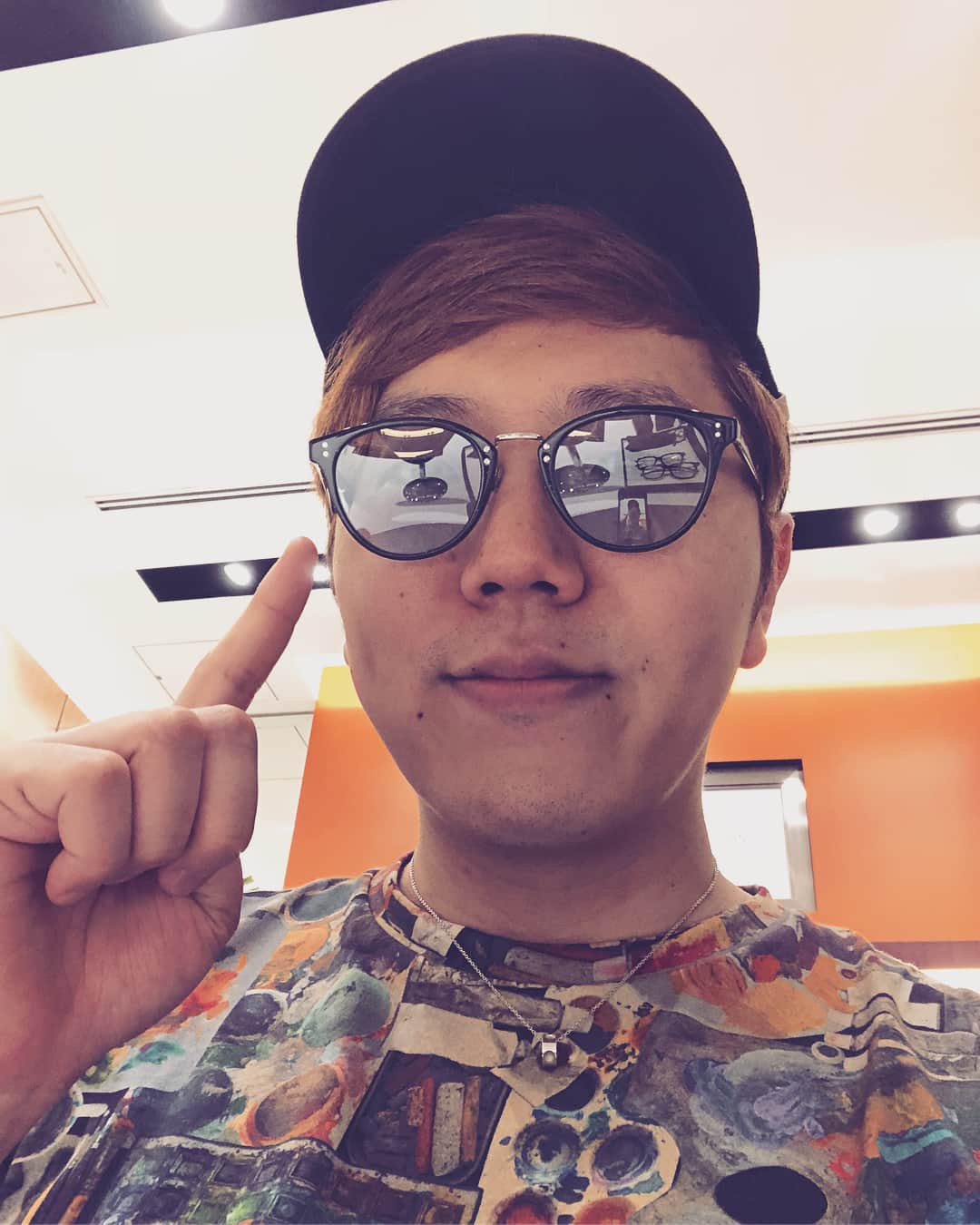 HIKAKINのインスタグラム：「NEWサングラスやメガネがついに届いた！🤓全て度入りで、フレームやレンズの色も組み合わせ無限大な中からこだわっての5本！😎セイキンが誕生日で全て買ってくれました😂🎊大切にします☺️ #oliverpeoples  #thombrowne #bottegaveneta  #sunglasses」
