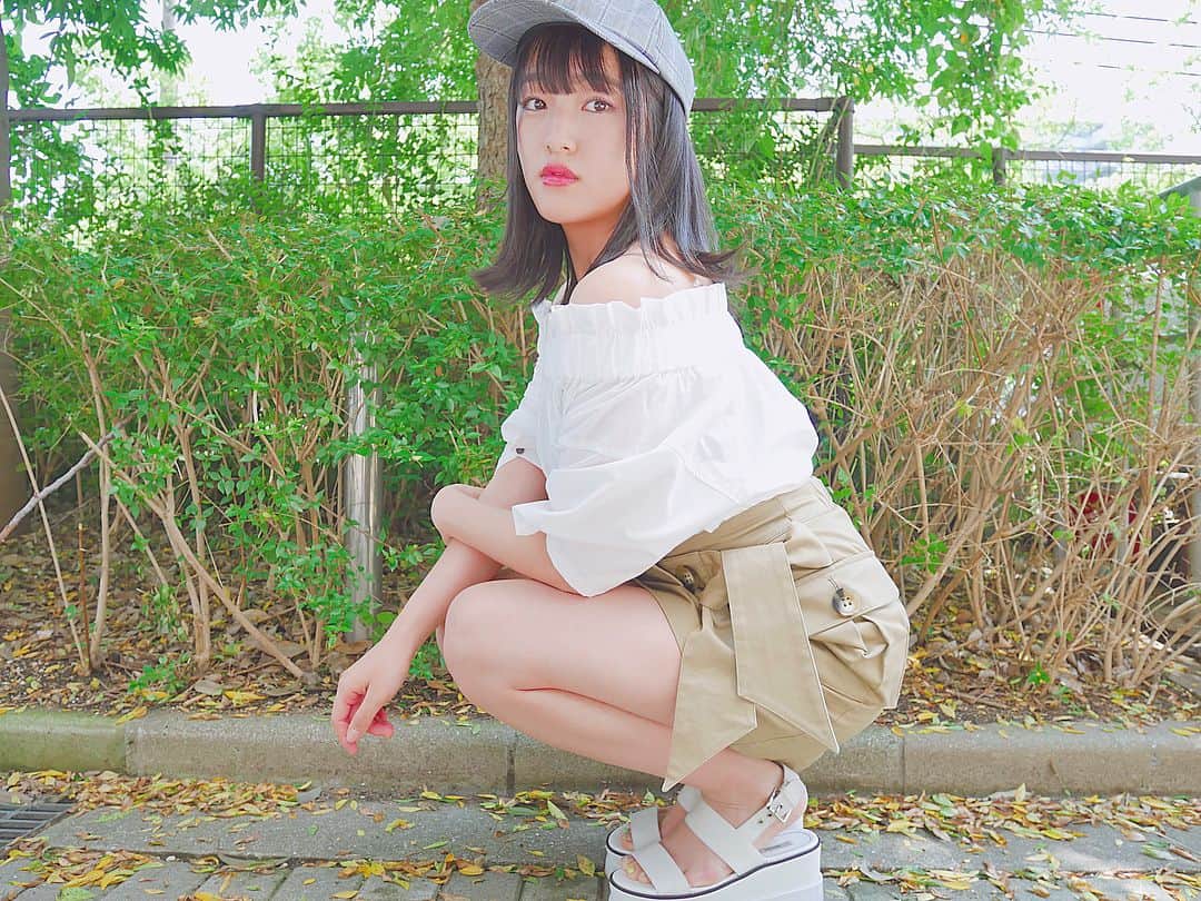 のインスタグラム：「#今日のコーデ . カジュアルコーデだよ💞 巻きスカートがかわいい😍 . 夏はオフショルが多くなるよね🌈 全身スナイデル！ . #snidel #巻きスカート #カジュアルコーデ #カジュアル #キャップ #サンダル #オフショル #夏コーデ #ビジョビ  #写真大好き #お洒落女子」