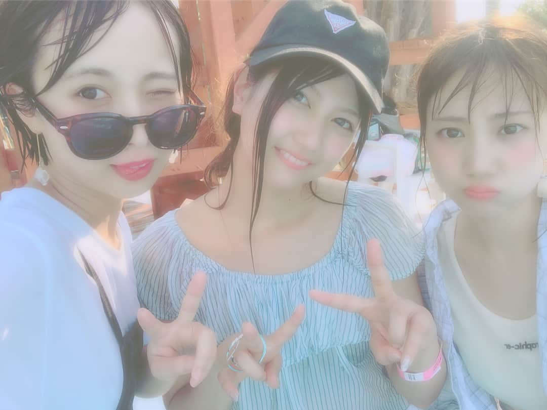 島田玲奈さんのインスタグラム写真 - (島田玲奈Instagram)「. BEACH TOMATO NOODLE 行ってきた〜(^^)💓 夏！夏！夏！夏すぎた！！！ 大好きな音楽、美味しいごはん、仲良しの友だち、最高のお天気🍉🌻🍦 暑すぎて、私服のままプール飛び込んだよ。(笑) #beachtomatonoodle #tempalay #ドミコ #denims #kinggnu #トリプルファイヤー #夏フェス」6月9日 21時21分 - smd_rn321