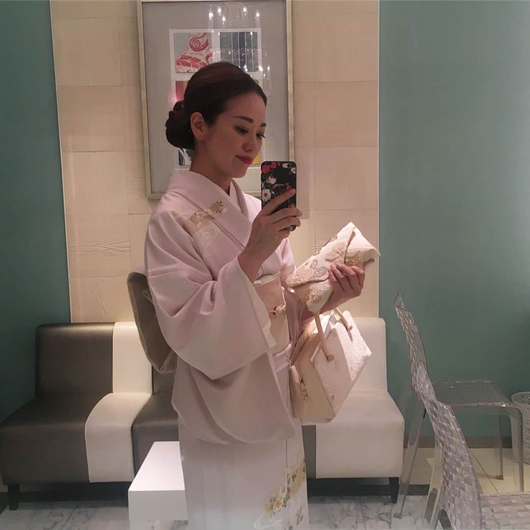 沢瀉美緒さんのインスタグラム写真 - (沢瀉美緒Instagram)「Wearing kimono today ✨ 今日は東京地区大会記念茶会へ。 お茶名拝受者の集いにも。 . 習い始めて随分経つけど、 まだまだ、先は長く 日々お稽古です。 . 備忘録にお着物のコーディネートを 載せておきます📝 . . #kimono #着物 #単衣 #和装ヘア  #裏千家 #urasenke #hotelnewotani #ホテルニューオータニ #淡交会 #teaceremony #茶会 #茶道 #着物女子 #きもの #きものコーディネート #着物好きな人と繋がりたい」6月9日 21時36分 - mio_omodaka