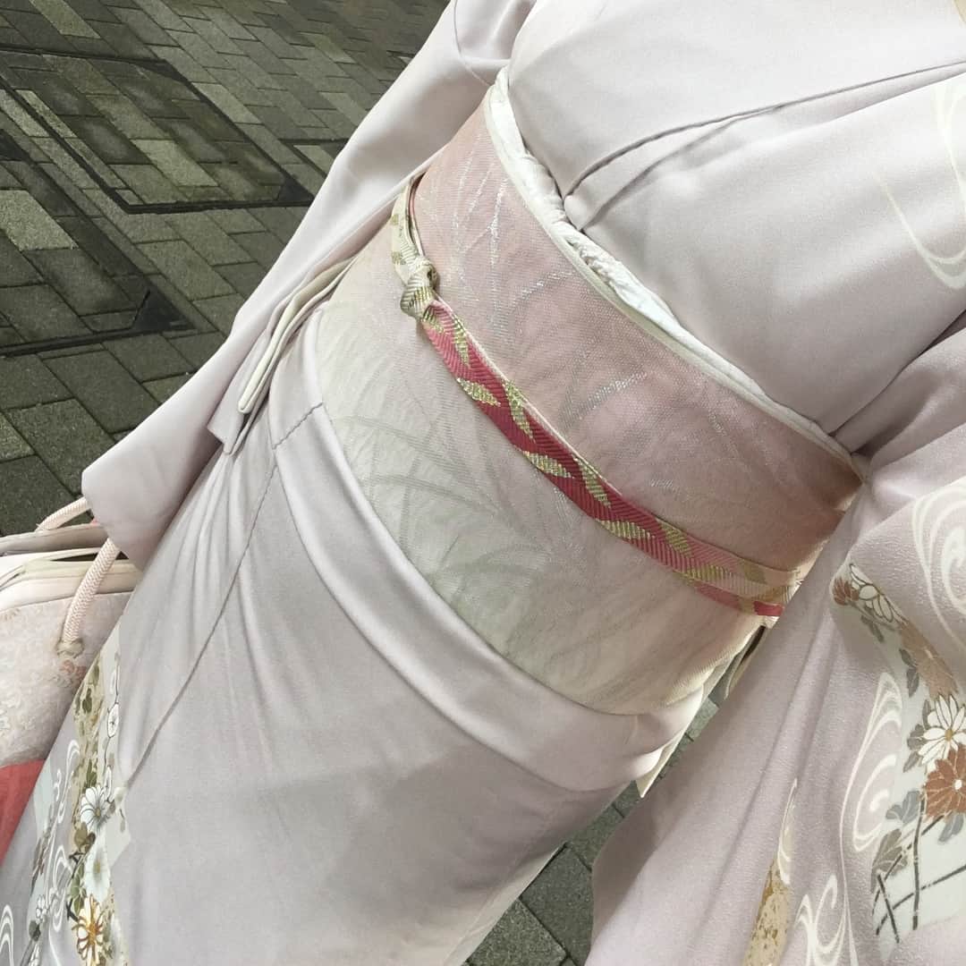 沢瀉美緒さんのインスタグラム写真 - (沢瀉美緒Instagram)「Wearing kimono today ✨ 今日は東京地区大会記念茶会へ。 お茶名拝受者の集いにも。 . 習い始めて随分経つけど、 まだまだ、先は長く 日々お稽古です。 . 備忘録にお着物のコーディネートを 載せておきます📝 . . #kimono #着物 #単衣 #和装ヘア  #裏千家 #urasenke #hotelnewotani #ホテルニューオータニ #淡交会 #teaceremony #茶会 #茶道 #着物女子 #きもの #きものコーディネート #着物好きな人と繋がりたい」6月9日 21時36分 - mio_omodaka