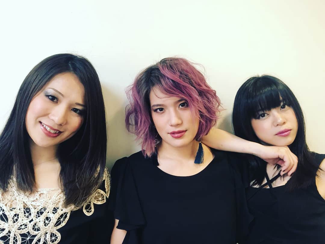 岡田真帆のインスタグラム：「黒木メイサさんや、大黒摩季さんが出演するファッションショー、ファッションカンタータのオープニングに出演してきました！ 今回のテーマが”ROCK”ということで、ファッションショーのオープニングをドラム3台でスタートする、というとっても斬新で素敵な演出に声をかけて頂きまして、むらたたむちゃん、青木桃子さんとと共にトリプルドラムでドコドコしました！！それぞれタイプの違う3人のドラマー、本当に勉強になりました！楽しかったー！！！ 東京にもどって、来週はいよいよ、セカンドアルバムリリースツアー！！！ 6/13はモーションブルー横浜にて！ 6/15は渋谷、JZBrat ！！ 本当にオススメなので是非お見逃しなく！！ #fashioncantata #ファッションカンタータ #Ludwig #istanbul #drum #Rock」