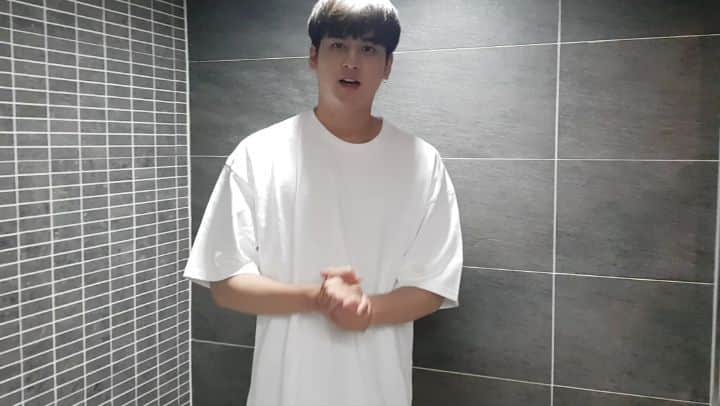 CHAN（チョン・チャヌ）のインスタグラム：「안녕하세요! 아이콘 찬우입니다. 찬희군과 문빈군 덕분에 감사하게도 좋은 기회에 함께하게 되었습니다.  승일희망재단에서 국내 처음, 루게릭 환우들을 위한 요양병원을 짓고 있다고 합니다.  저는 미약하게나마 소정의 금액을 기부하여 좋은 일에 쓰이도록 하고자 합니다. 여러분의 작은 관심과 응원이 환우들과 가족들에게 큰 힘이 됩니다!  함께 응원해주세요!」