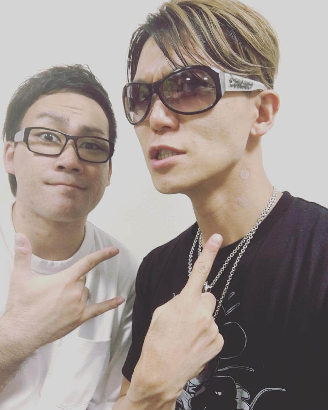 SHINPEIさんのインスタグラム写真 - (SHINPEIInstagram)「大阪ライブの後、めがぱん鍼灸治療院の上江洲さんに鍼灸してもらいました！  喉の筋肉ケア、あと俺は坐骨神経痛がひどいので下半身のケアも。  おかげで生き返りました！鍼灸って凄い。感動です。  ありがとうございました！  #めがぱん鍼灸治療院」6月9日 23時43分 - shinpei_breakerz