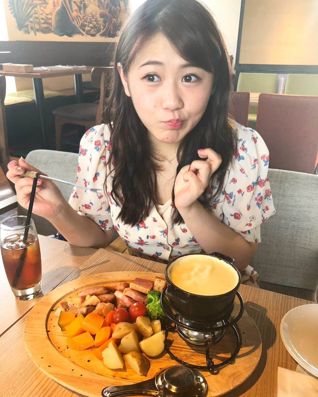 西野未姫さんのインスタグラム写真 - (西野未姫Instagram)「うめたんとランチっ❤️ 大好きな大好きなチーズ😍 パンをチーズにつけて食べた、、、いところでしたが我慢😭🔥 野菜と鶏肉！！！！ 今回は意識強めです😎 #チーズフォンデュ#ランチ  私服↓ #lilybrown」7月8日 21時35分 - nishinomiki_official