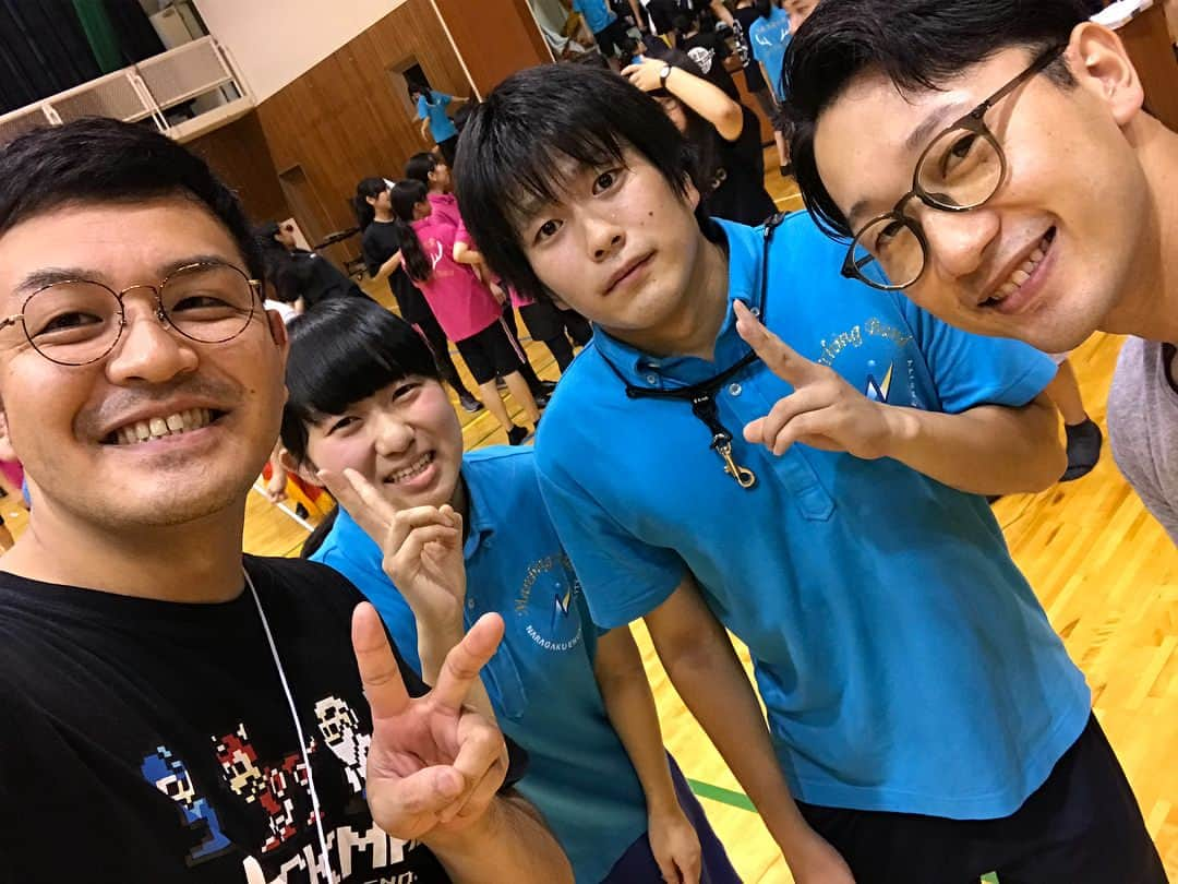 高見雄登さんのインスタグラム写真 - (高見雄登Instagram)「今日は休みだったので、奈良学園大学マーチングバンド部の練習会に参加させてもらってきました。 #奈良学園大学#マーチングバンド #プライベート 部員のみなさんや、見学に来られた中学生高校生にまぎれて33歳のおじさんもいっしょに練習させてもらいました。 #見学おじさん 仕事としてロケで来たわけでもないのに、みなさんめっちゃやさしく接してくれました。 #大好き サックスやトランペットをやらしてもらうと思った以上に音が出て「すごいですよ！」「やったほうがいいですよ！」「才能ありますよ！」とみんながほめてくれるので、おじさんは照れました。 #気づくの#遅すぎた#才能 ほとんどなにも説明せずに連れてきた山根リチャードさんも楽しんでくれはったのでよかったです！ ランニングと筋トレの後にチューバ担いでた時はマジでゲロ吐きそうな顔なってたので心配でした。 #チューバ 改めてマーチングが大好きになった一日でした。 奈良学マーチングバンド部のみなさん本当にありがとうございました！！」7月8日 21時48分 - yutotakami