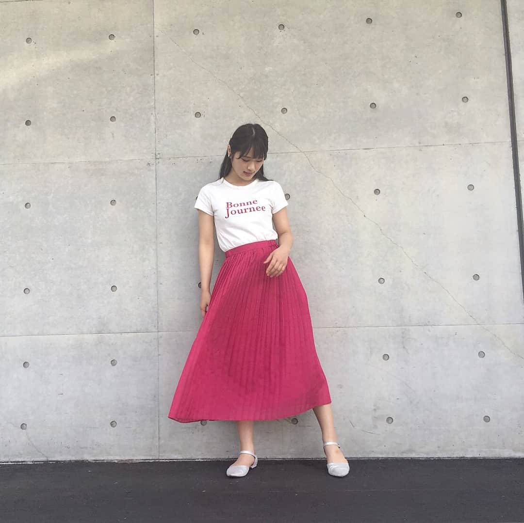渋谷凪咲さんのインスタグラム写真 - (渋谷凪咲Instagram)「🍓🍓🍓 . . ここだけの話、私、真っ赤はあまり 似合わないので、赤ピンクっぽい色 にしました♬ . . 出会うべくして、出会ったと言っても 過言ではないくらい、 とってもお気に入りのスカートです🍓 . . tops #redyazel  skirt #deicy  shoes #orientaltraffic . . #ナギッション #私服 #ootd #カラーコーデ #夏コーデ #運命の出会いコーデ #ひひ  #❤️」7月8日 21時43分 - nagisa_nikoniko