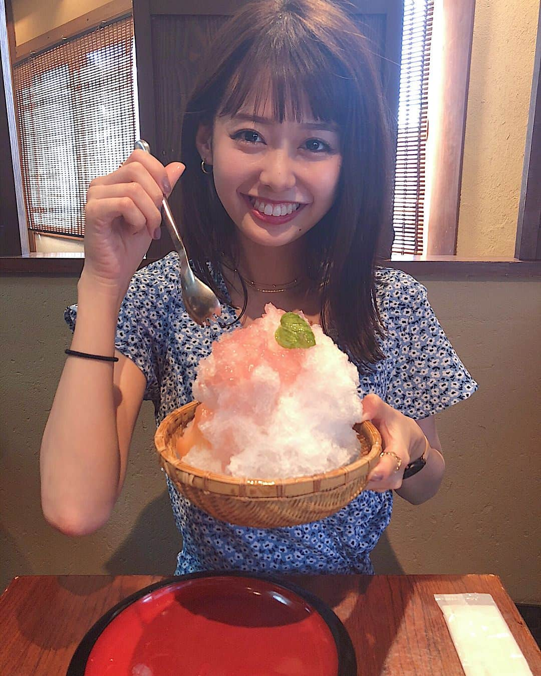 ᴱᴸᵞさんのインスタグラム写真 - (ᴱᴸᵞInstagram)「. 桃のかき氷を求めて🍧♡ 広尾店限定だって。美味しかったー！ とろとろシロップ。底にも桃🍑 夏みかんのも美味しかった♡♡ 今年もいっぱい美味しいかき氷食べよ笑 . #かき氷 #桃 #夏みかん #船橋屋 #船橋屋こよみ #広尾 #東京」7月8日 22時11分 - diary___ely