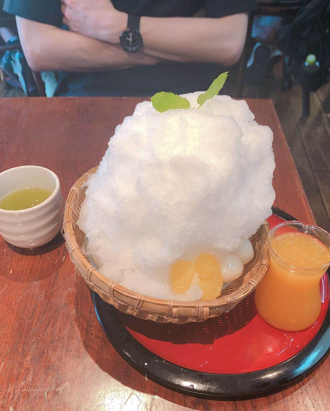 ᴱᴸᵞさんのインスタグラム写真 - (ᴱᴸᵞInstagram)「. 桃のかき氷を求めて🍧♡ 広尾店限定だって。美味しかったー！ とろとろシロップ。底にも桃🍑 夏みかんのも美味しかった♡♡ 今年もいっぱい美味しいかき氷食べよ笑 . #かき氷 #桃 #夏みかん #船橋屋 #船橋屋こよみ #広尾 #東京」7月8日 22時11分 - diary___ely