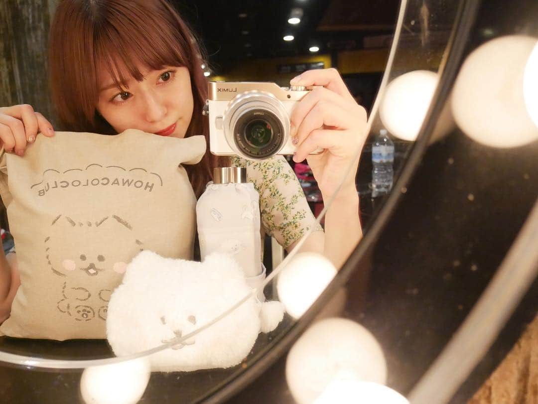 のインスタグラム：「ほわころちゃんに囲まれて…♡ ・ ・ エコバッグ、ポーチ(カメラケースにしてる♡)、ペットボトルカバー ・ ・ ほわころちゃんグッズを持ってるだけで ほわほわな気持ちでいられる気がする♡ ・ ・ #ほわころちゃん  #ほわころくらぶ  #love #大好きすぎる」