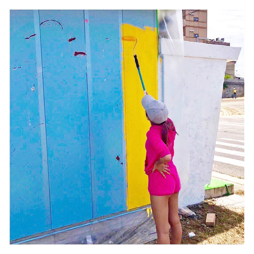 DJ NANAさんのインスタグラム写真 - (DJ NANAInstagram)「. . 今年も愛知県内海海水浴場の 【 SeA ISLAND 】でたまーにお仕事してます🤟✨ . 去年から引き続き取り上げていただいてる 内海の羽の絵にプラスして 今年はレインボーの壁も描きました✨ . NANAプロデュースのフードと ドリンクもあるのでこの壁の前で 写真撮ってもらえると映えです😁⛱ . 内海に行くときは是非‼️ SeA ISLANDにあそびにきてね🎶 . #DjNANA #DJ #girlDJ #nagoya #名古屋 #japan #日本 #music #club #クラブ #femaleDJ #ナナパ #SPEED #BEST_DRIVE #NANA_BEST #釣りガール #30daysquatchallenge」7月8日 22時52分 - dj_nana092