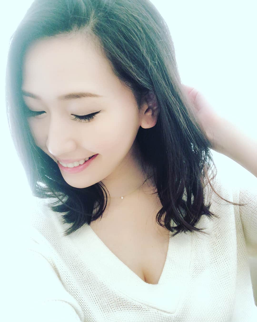 佐山愛のインスタグラム：「・ 東京中央美容外科中野院 @tcbnakano で受けた TCB式小顔美肌再生と小顔脂肪溶解BNLS注射の効果が ぐんぐん出てきている今日この頃♪ ・ 術後2週間経過のお写真〜〜！ ・ お顔がシュッとしたおかげで 痩せた気になっている私ですw ・ 体は変わってないのにね🤣❤️ ・ けど、やっぱりお顔の印象って大事で。 ・ 久々会う友達から、 痩せた？とか 綺麗になったね！とか 嬉しいことをたくさん言ってもらえる♪♪ ・ こういうの初めてで色々不安もあったけど、 やって大正解っっ✨ ・ 真梨子先生 @drinouemariko 様々だね🤗 ・ ・ #東京中央美容外科中野院 #東京中央美容外科 #美容外科 #中野 #TCB式小顔美肌再生  #小顔脂肪溶解BNLS注射 #リフトアップ #井上真梨子 #ミスワールド #PR」