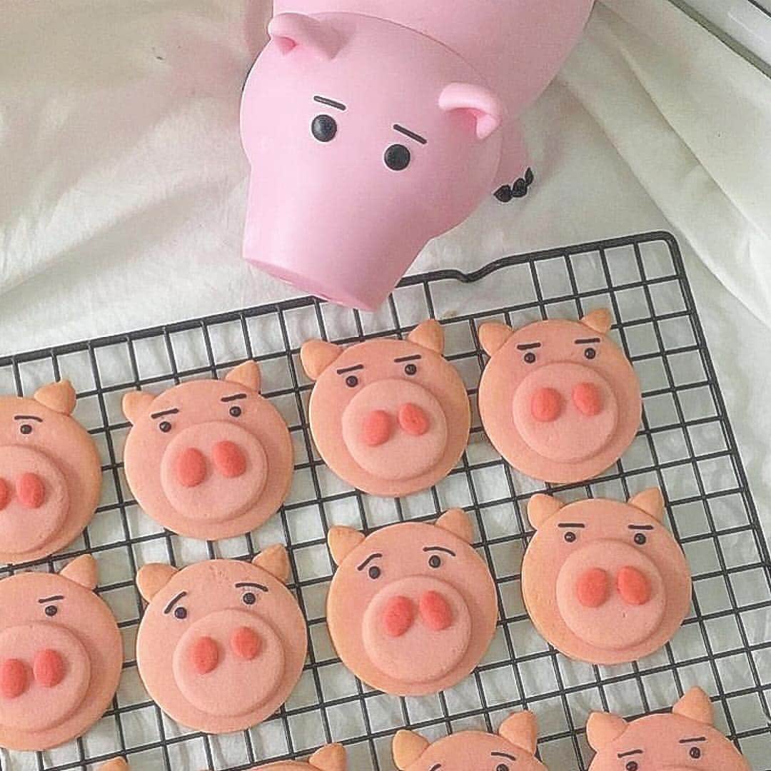 SUCLEさんのインスタグラム写真 - (SUCLEInstagram)「#手作りクッキー﻿ ﻿ 手作りの豚さんクッキー🐖﻿ ﻿ トイ・ストーリーのハム🐷﻿ ﻿ いっぱい作れば、もっとかわいく♡﻿ ﻿ photo by﻿ @pink_momom﻿ ﻿ @sucle_ では紹介する写真を募集中🍭﻿ #sucle をつける か このアカウントをタグ付けして投稿してね📸」7月8日 23時26分 - sucle_