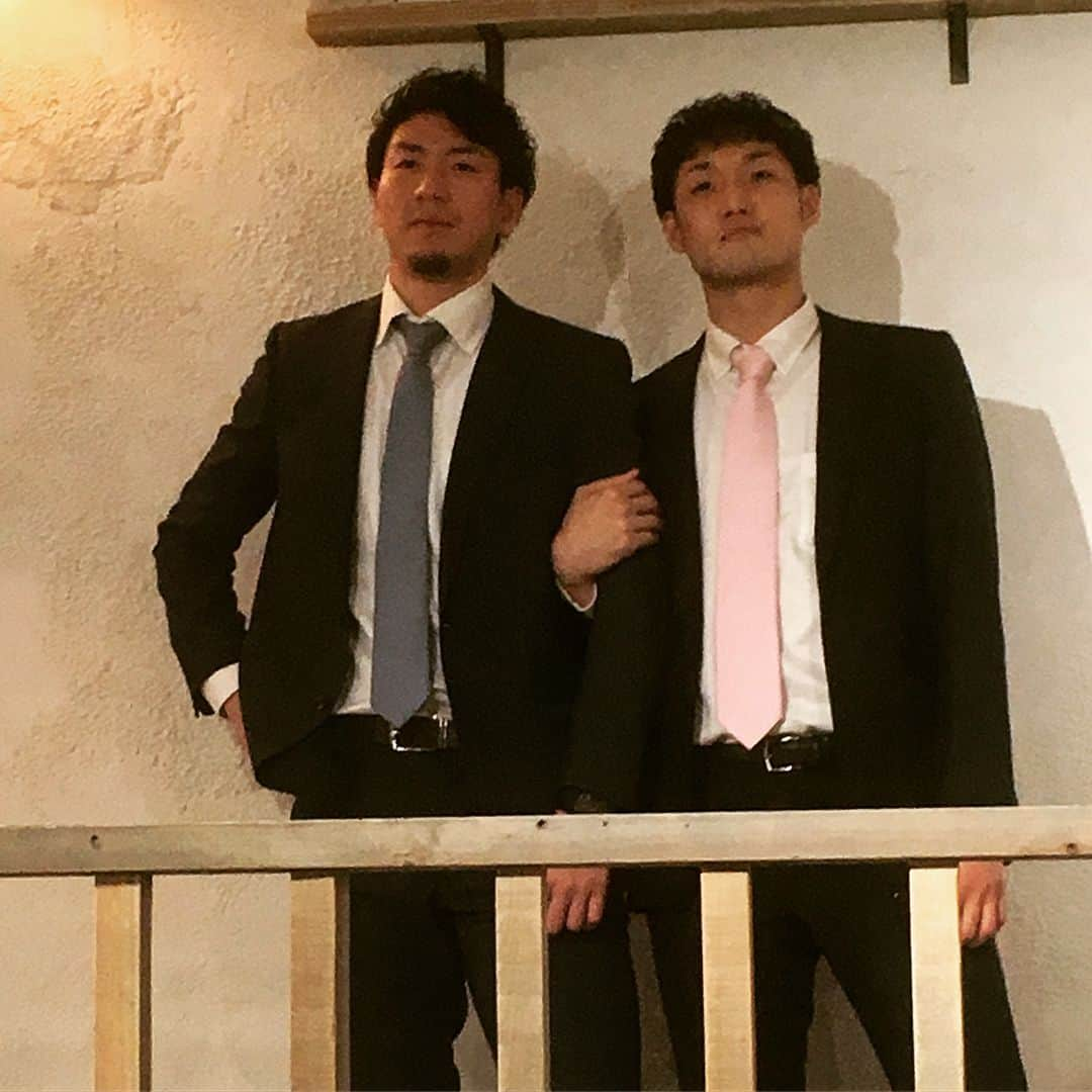 眞庭城聖さんのインスタグラム写真 - (眞庭城聖Instagram)「今日は智也とステファニーの結婚式でした㊗️ 2人のラブラブ感がめっちゃ伝わってくるとてもいい式でした^ ^  久々に集まるドッグスメンバーやプロのメンバーと会えた事もすごく嬉しかったです‼️ 皆んなそれぞれの場所で頑張りましょう‼️🏀 智也&ステファニー末永くお幸せに😊👏 #happywedding #結婚式 #underdog  #サンロッカーズ渋谷 #茨城ロボッツ #bleague #basketball #streetball  #達朗は神がかってた #大喜利は達朗が優勝 #happilyeverafter」7月8日 23時52分 - money_0527