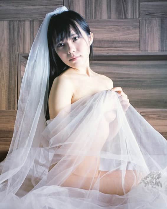 のインスタグラム：「、 、 そんなに急いで 結婚しないで 、 、 #東京カメラ部  #ファインダー越しのわたしの世界  #ファインダー越シノ私ノ世界 #カメラ好きな人と繋がりたい  #カメラマンさんと繋がりたい  #写真好きな人と繋がりたい  #写真撮ってる人と繋がりたい  #撮影会モデル #撮影モデル  #womanphotograph  #womanphoto  #girlportrait  #cameraman  #photoshoot  #photographer  #asianbeauty  #asianmodel  #japanesegirl  #japanesewoman #グラビア#グラビアアイドル#グラビア撮影#japanesebeauty #canon #instagood#ウェディングドレス #weddingdress #nudemodel #asiannude #ウェディング小物」