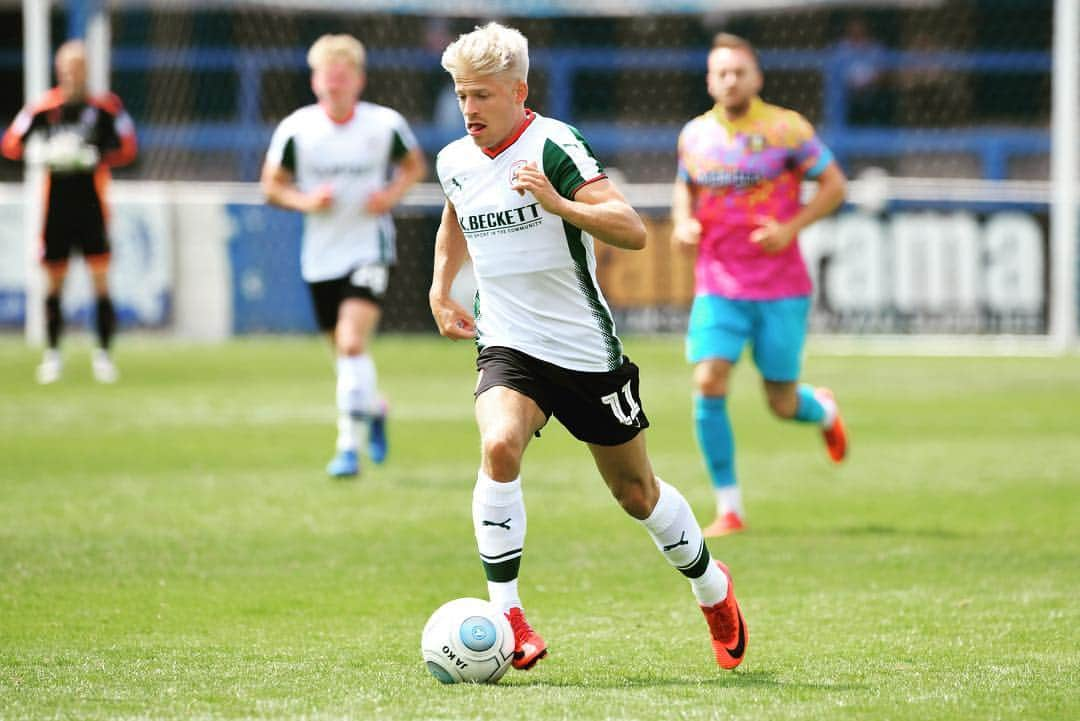 ロイド・イスグローヴのインスタグラム：「First game of preseason, mad hair & mad facials ⚽️☀️」