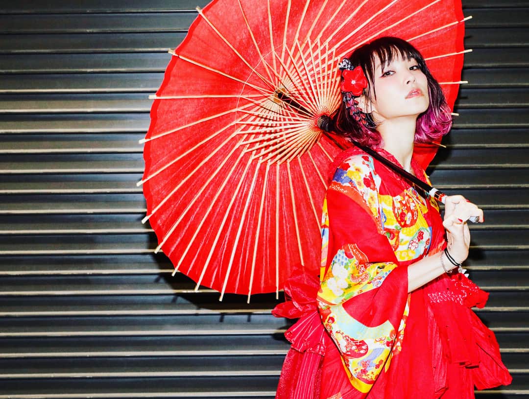 LiSAさんのインスタグラム写真 - (LiSAInstagram)「艶［eN］ LiVE is Smile Always〜ASiA  TOUR 2018〜［eN］ 6/14.15 @日本武道館 6/30.7/1 @大阪城ホール  一枚で女性らしさを一気に出してくれる和装。今回はASiA  TOURということもあって、日本着物の和装に、ステージで動いた風に揺れる女心を意識して金魚のようなレースをつけてもらいました。頭には一気に雰囲気の出る簪付き。これも突然思いついて、赤い傘を用意してもらいました。いい味を出してるーー！ 一瞬で変えられる魔法の和服  photo by @kamiiisaka  hair & make @chinatsu.tabata88  styling by @yoshida_miho  wardrobe by 大門美貴子  Costume production by @pufftume  necklace @justindavisofficial  #LiSA #りさふく #eN #ASiATOUR2018 #justindavis #よっしーコーデ #たばたばへあー #drmartens」7月4日 23時39分 - xlisa_olivex