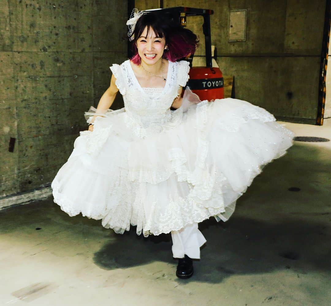 LiSAさんのインスタグラム写真 - (LiSAInstagram)「円［eN］ LiVE is Smile Always〜ASiA  TOUR 2018〜［eN］ 6/14.15 @日本武道館 6/30.7/1 @大阪城ホール  真っ白なドレス。なのにマーチンで汗をかいて思い切り歌って走り回る。子供のころ憧れていたヒロインってそんな感じ。2日目はこれに、真っ赤なジャズマスター。最高！ 照明で輝くように細かい細かいスワロフスキーを全体に、一つ一つつけてくれました。愛しかない。 ヘアアクセは、CA4LAさんのヘアドレスを、たばたさんが、星をつけてアレンジしてくれましたっ。  photo by @kamiiisaka  hair & make @chinatsu.tabata88  styling by @yoshida_miho  wardrobe by 大門美貴子  Costume production by @pufftume skirt @kumo_des_mio dress @beluga_couture  head dress @ca4la_bridal  necklace @justindavisofficial  #LiSA #りさふく #eN #ASiATOUR2018 #justindavis #よっしーコーデ #たばたばへあー #drmartens」7月4日 23時56分 - xlisa_olivex