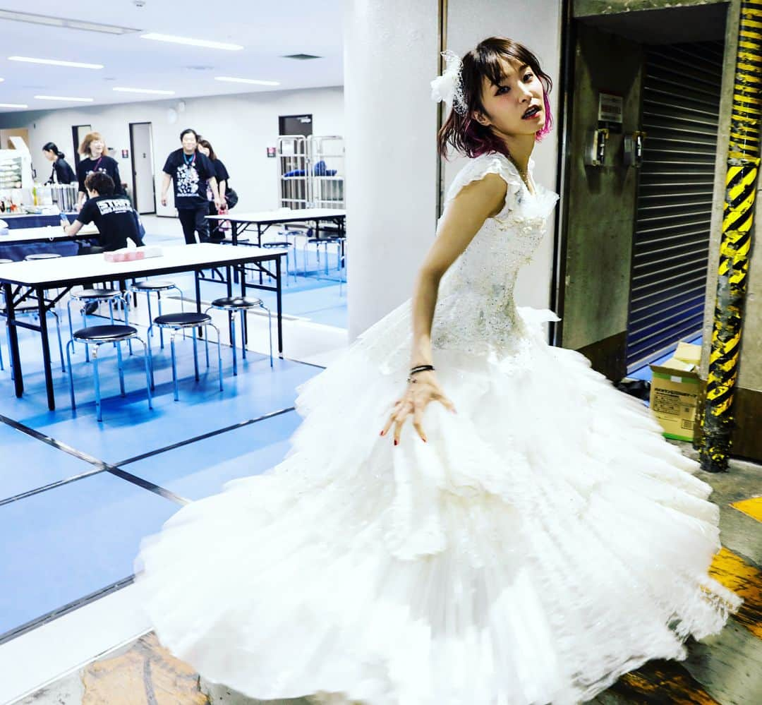 LiSAさんのインスタグラム写真 - (LiSAInstagram)「円［eN］ LiVE is Smile Always〜ASiA  TOUR 2018〜［eN］ 6/14.15 @日本武道館 6/30.7/1 @大阪城ホール  真っ白なドレス。なのにマーチンで汗をかいて思い切り歌って走り回る。子供のころ憧れていたヒロインってそんな感じ。2日目はこれに、真っ赤なジャズマスター。最高！ 照明で輝くように細かい細かいスワロフスキーを全体に、一つ一つつけてくれました。愛しかない。 ヘアアクセは、CA4LAさんのヘアドレスを、たばたさんが、星をつけてアレンジしてくれましたっ。  photo by @kamiiisaka  hair & make @chinatsu.tabata88  styling by @yoshida_miho  wardrobe by 大門美貴子  Costume production by @pufftume skirt @kumo_des_mio dress @beluga_couture  head dress @ca4la_bridal  necklace @justindavisofficial  #LiSA #りさふく #eN #ASiATOUR2018 #justindavis #よっしーコーデ #たばたばへあー #drmartens」7月4日 23時56分 - xlisa_olivex