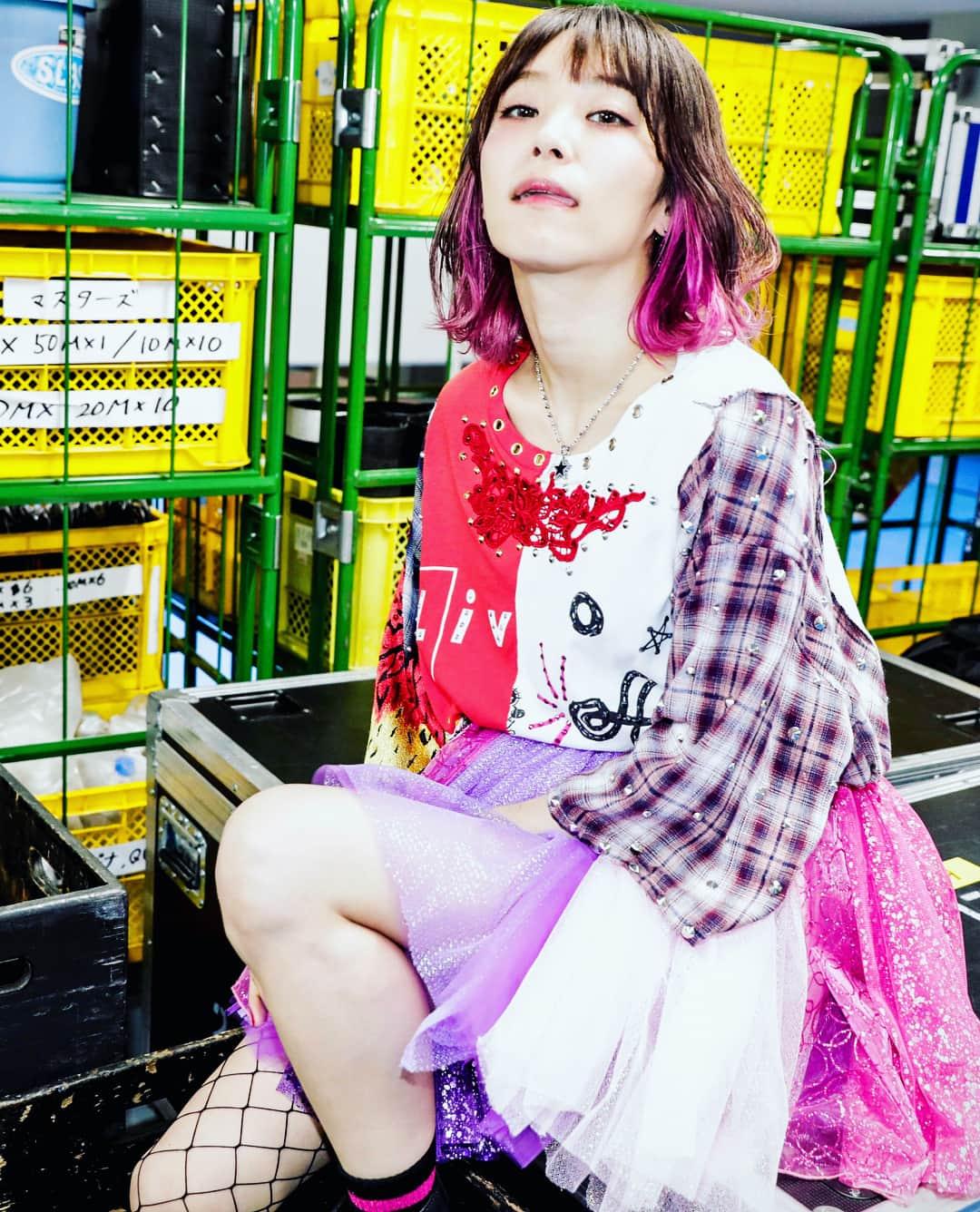 LiSAさんのインスタグラム写真 - (LiSAInstagram)「縁［eN］ LiVE is Smile Always〜ASiA  TOUR 2018〜［eN］ 6/14.15 @日本武道館 6/30.7/1 @大阪城ホール  最後はデビューからLiSAのトレードマークにしていた、チュチュにTシャツにマーチン、ボブ。デビューするときにLiSAとしてステージに立つときのスイッチでした。長年で増えたトレードマーク、チェックとピンクの髪とリメイクTシャツ。スカートはどーなとナッツ色。Tシャツはグッズをリメイクしたものを、四日間ぜんぶ変えてつくってもらいました。大事なものって増えてくばっかりだなぁ。これまでの縁をつれて。  photo by @kamiiisaka  hair & make @chinatsu.tabata88  styling by @yoshida_miho  wardrobe by 大門美貴子  Costume production by @pufftume skirt @kumo_des_mio スタッズ 石井カオル  necklace @justindavisofficial  #LiSA #りさふく #eN #ASiATOUR2018 #justindavis #よっしーコーデ #たばたばへあー」7月5日 0時39分 - xlisa_olivex