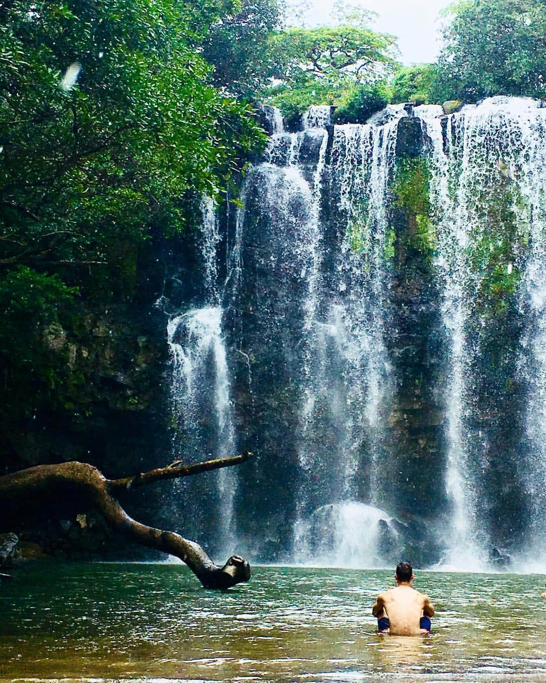 フランシス・ブードロー＝オデのインスタグラム：「Oui je sais, photo cliché avec une chute! C’était trop beau pour passer à côté 🤷‍♂️ I know, cliche picture with a waterfall. Was too pretty not to share 🤷‍♂️」