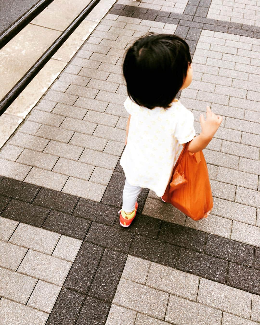 村田千弥さんのインスタグラム写真 - (村田千弥Instagram)「食後はとなりのパン屋さんに立ち寄って、小雨のぱらつく中足早に帰宅。 パン屋さんの袋を持って歩く姿は、もはや主婦🧑🏻👛 #ちょっとそこまで #ご近所スタイル #ちっちゃい主婦 #真似したガール #自分でやりたいお年頃 #途中袋を覗きながら #ちゃんと家まで持って帰りました🍞」7月5日 16時55分 - chr.0429