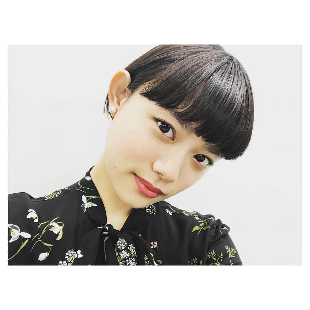杉咲花のインスタグラム：「ただいまBLEACHのキャンペーンで 大阪にお邪魔しております。 たこ焼きもいか焼きも、おいしいなぁ。🤤 １８時３０分からキューズモールにて イベントをやらせて頂きますので お近くの方は是非。！ #BLEACH」