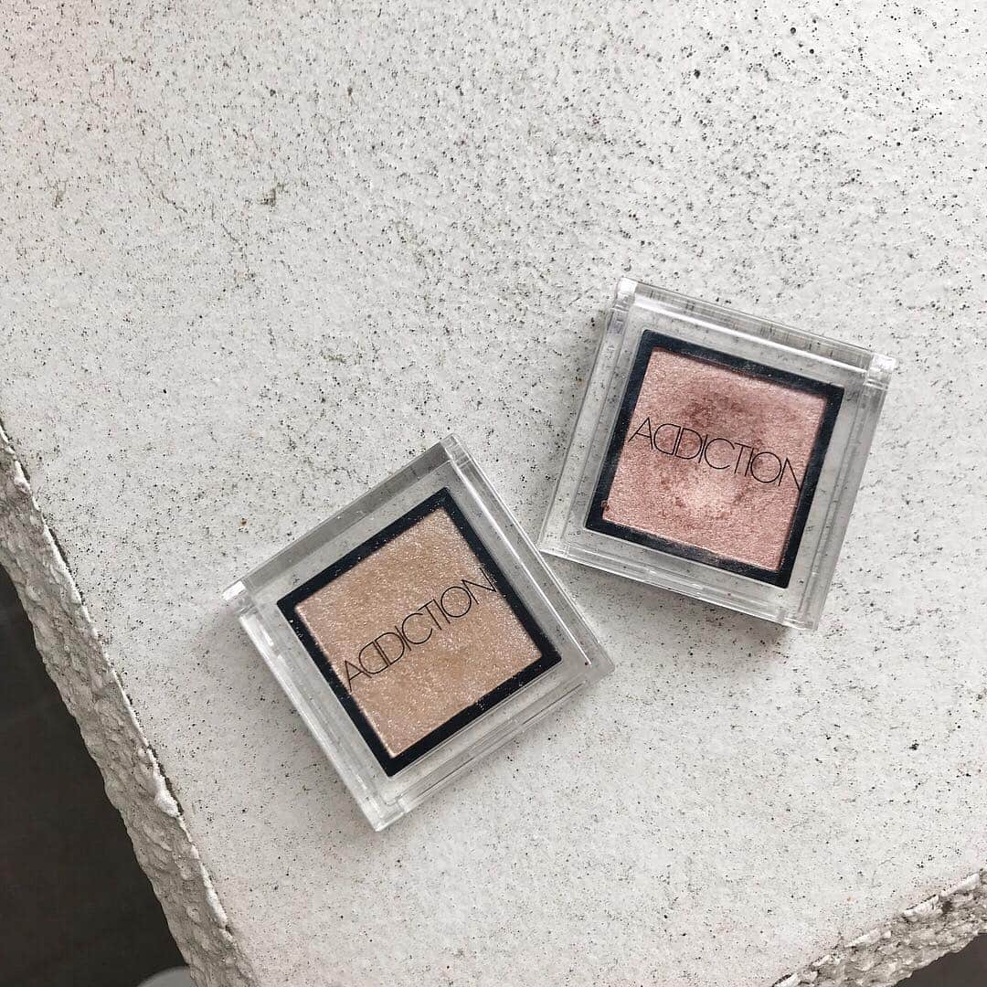 mina hinokuchiのインスタグラム：「. 昨日載せたメイクのアイテムはこの2つ🌿 #ADDICTION ザアイシャドウ 027(左) S andce stles 031(右) Tiny Shell この形ついつい集めたくなってしまう☀︎ 二重のところに溜まりにくいのもスキなポイント🍋 . #mina_メイク #今日のメイク #アディクション #ザアイシャドウ #タイニーシェル #サンドキャッスル」