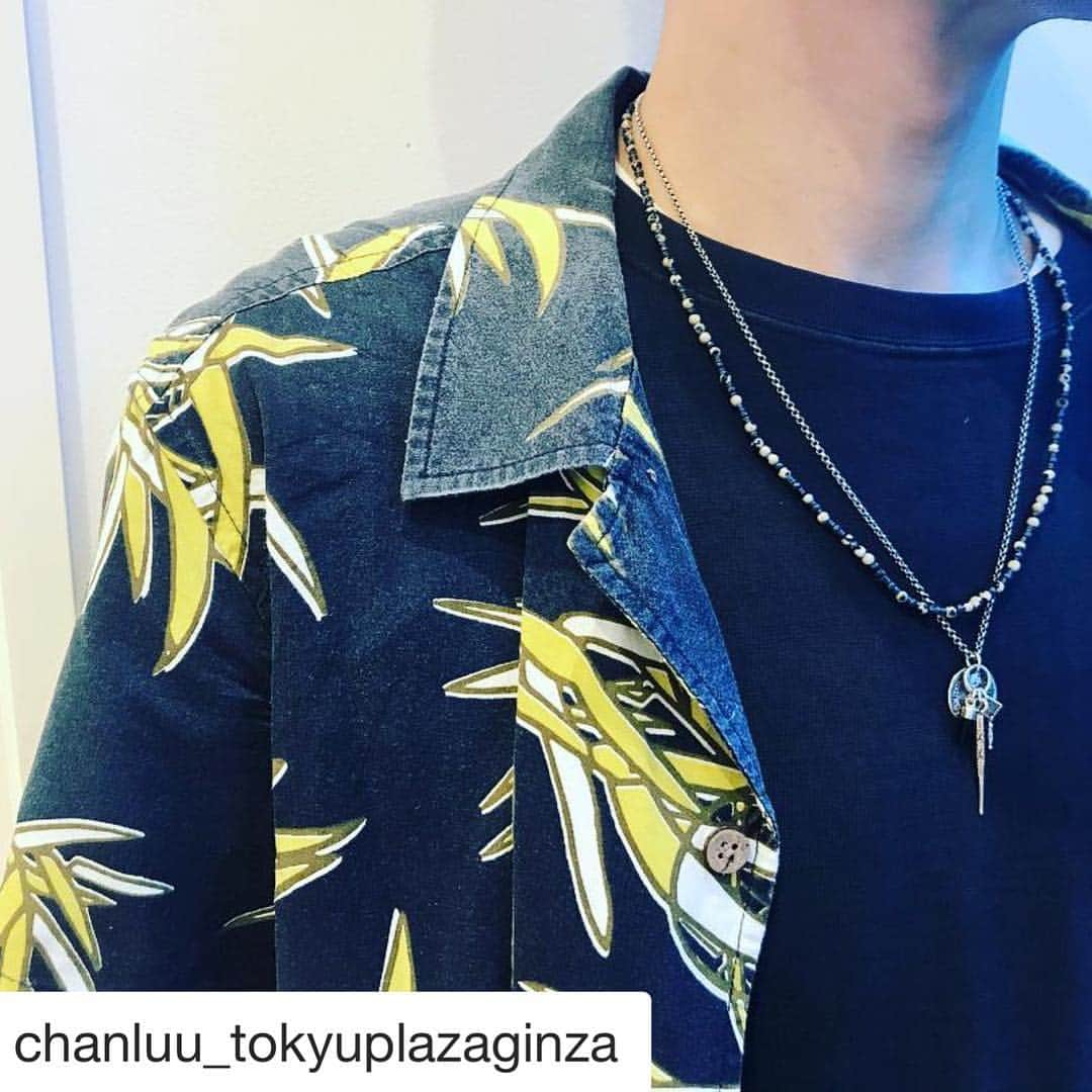 TokyuPlazaGinzaofficialさんのインスタグラム写真 - (TokyuPlazaGinzaofficialInstagram)「#Repost @chanluu_tokyuplazaginza (@get_repost) ・・・ 夏らしい柄物シャツに メンズネックレスの重ね付け✨ いつもお洒落でカッコいい お客様のコーディネートを撮られせもらいました🎶 お手本にしたいスタイリング😎 @takeshi_0305 いつもありがとうございます😊 • • • #chanluu #necklace #mens #mensstyle #jewelry #jotd #jewelrygram #instajewelry #fashiongram #instafashion #mensfashion #silver925 #mensnecklace #fashion #summerfashion #tokyuplazaginza #ginza #tokyo  #チャンルー #メンズ #ネックレス #メンズネックレス #メンズコーデ #夏コーデ #東急プラザ銀座 #銀座  #チャンルー銀座 #チャンルー東急プラザ銀座店」7月5日 9時23分 - tokyuplazaginzaofficial