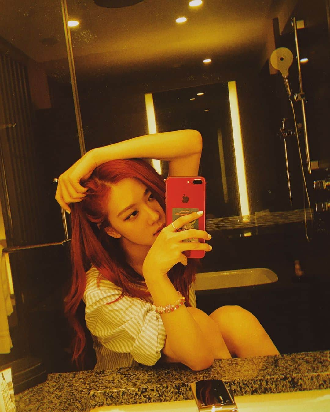 ロゼさんのインスタグラム写真 - (ロゼInstagram)「>memyselfandthemirror>💁‍♀️」7月5日 9時34分 - roses_are_rosie