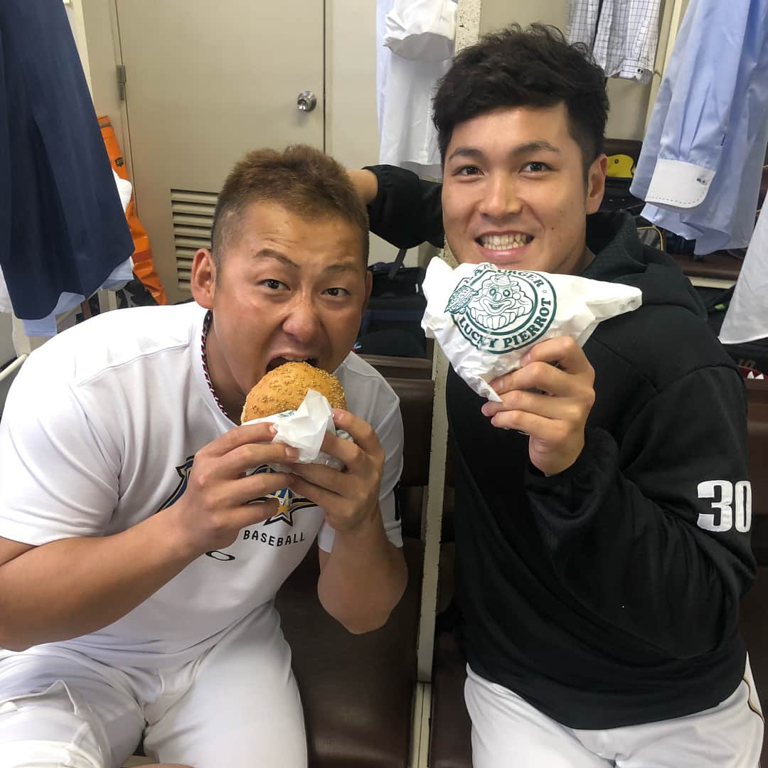 中田翔さんのインスタグラム写真 - (中田翔Instagram)「皆さんお疲れ様です！ 今日1の楽しみ！ラッキーピエロ！！ うまかった^_^ #中田#鍵谷#井口#ラッキーピエロ」7月5日 11時27分 - shonakata_official