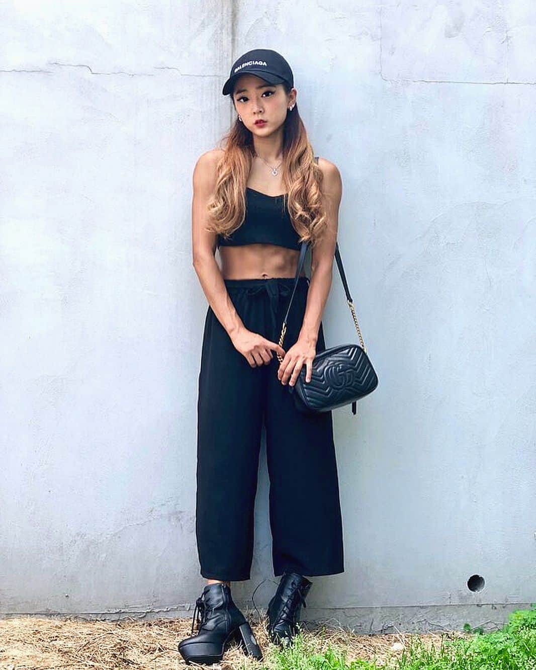 藤井明恵さんのインスタグラム写真 - (藤井明恵Instagram)「#ootd♥ #blackcode . ⇒SWIPE . CAP : BALENCIAGA TOPS :ANAP PANTS :ZARA BAG :GUCCI SHOES :ENVYM . .  #fashion #korean #myunghae #model #fitnessmodel #텀블러 #근육 #피트니스 #피트니스모델」7月5日 11時57分 - myunghae.k314