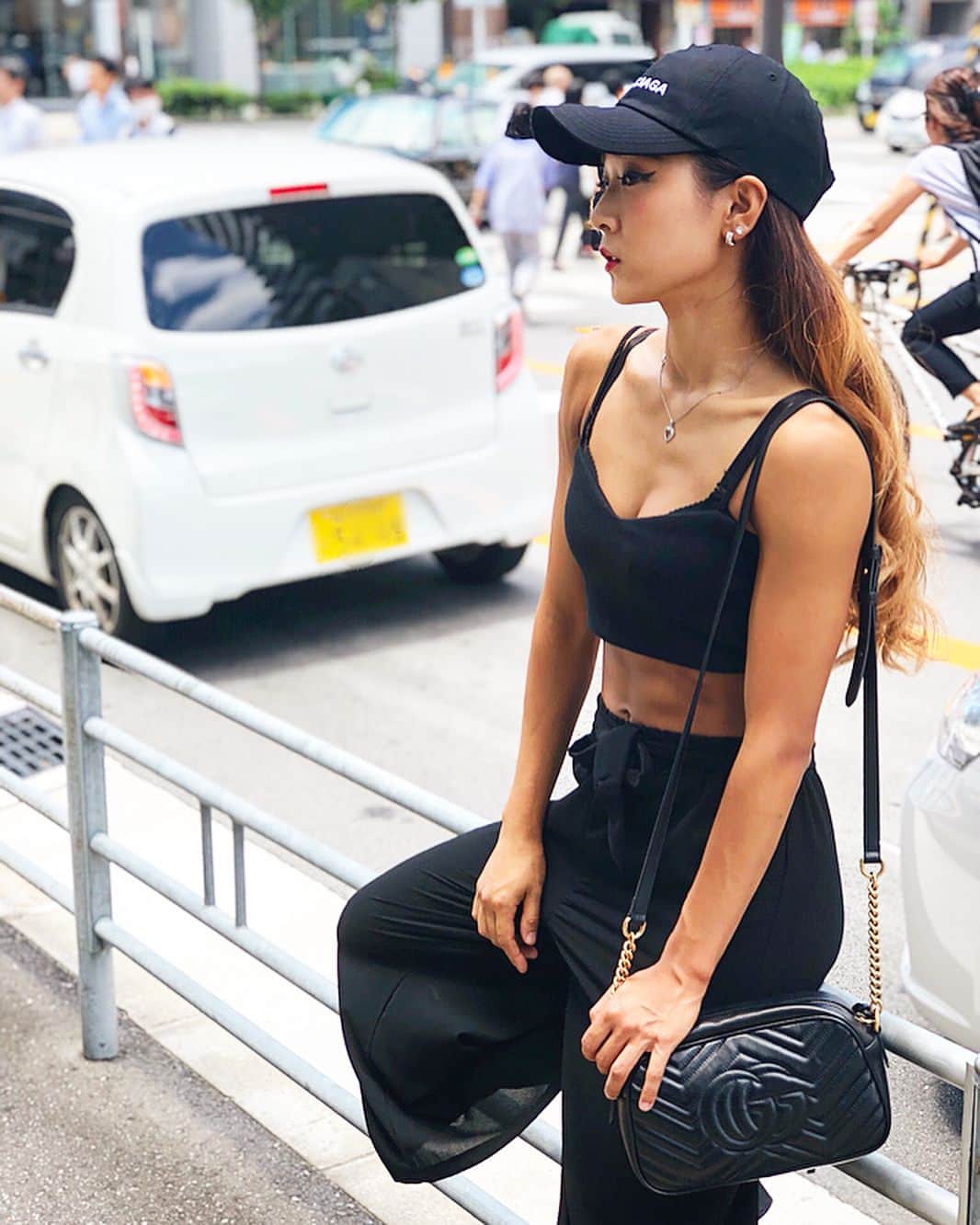 藤井明恵さんのインスタグラム写真 - (藤井明恵Instagram)「#ootd♥ #blackcode . ⇒SWIPE . CAP : BALENCIAGA TOPS :ANAP PANTS :ZARA BAG :GUCCI SHOES :ENVYM . .  #fashion #korean #myunghae #model #fitnessmodel #텀블러 #근육 #피트니스 #피트니스모델」7月5日 11時57分 - myunghae.k314