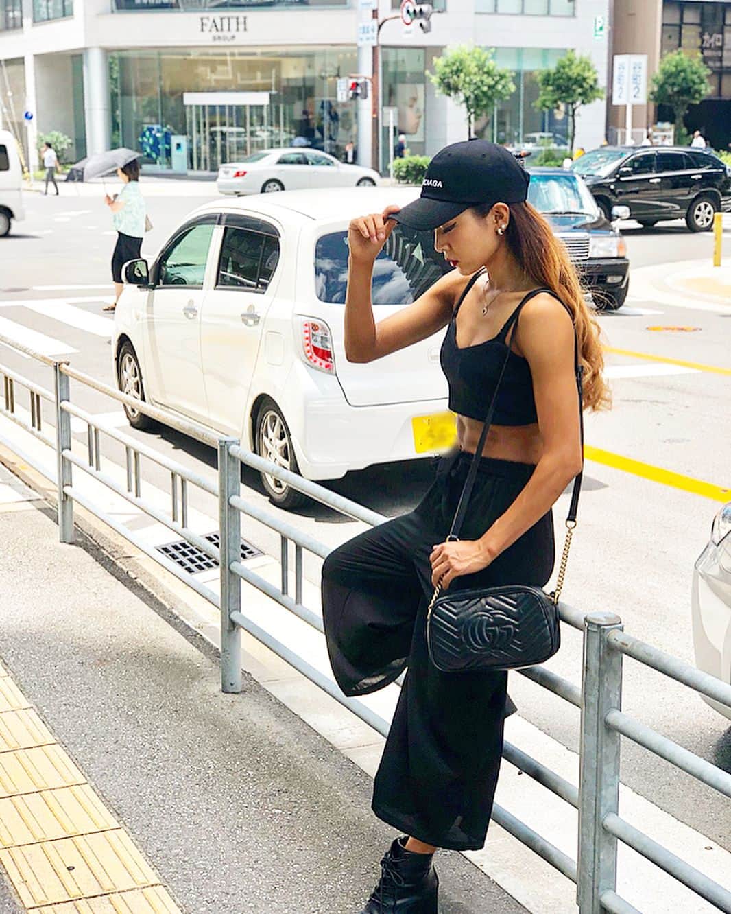 藤井明恵さんのインスタグラム写真 - (藤井明恵Instagram)「#ootd♥ #blackcode . ⇒SWIPE . CAP : BALENCIAGA TOPS :ANAP PANTS :ZARA BAG :GUCCI SHOES :ENVYM . .  #fashion #korean #myunghae #model #fitnessmodel #텀블러 #근육 #피트니스 #피트니스모델」7月5日 11時57分 - myunghae.k314