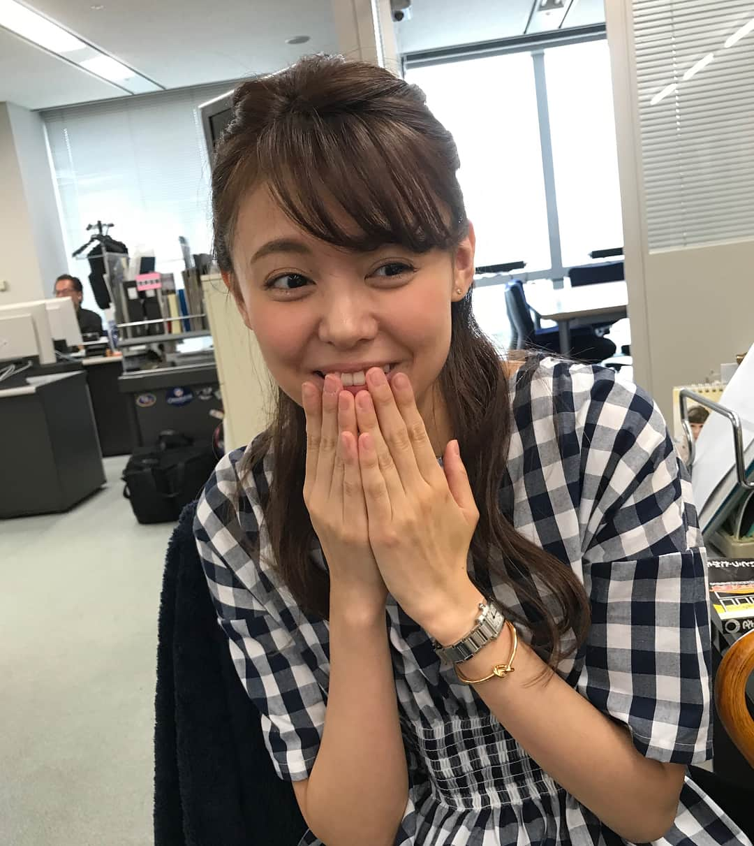 戸部洋子さんのインスタグラム写真 - (戸部洋子Instagram)「智ちゃん今日ラジオだって📻🙆‍♀️！！ 本日1930から文化放送にて、緊張しまくりの智ちゃんがラジオ生放送に挑む！  #宮澤智#文化放送#初めてのラジオ#ちなみに提灯は木村アナの借りただけ笑#上を向いてがんばろう#智ちゃん自分トーク苦手だけど爆がんばるそう#みんな聴いてあげて😆」7月5日 17時40分 - tobe.yoko